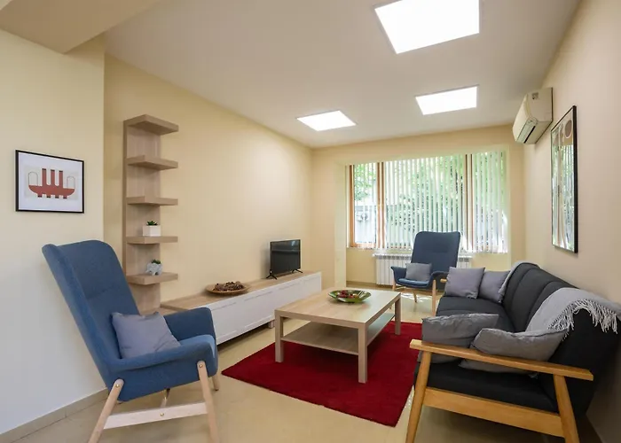 Bright 1Bdr Apartment In Top Center