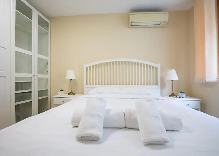Bright 1Bdr Apartment In Top Center