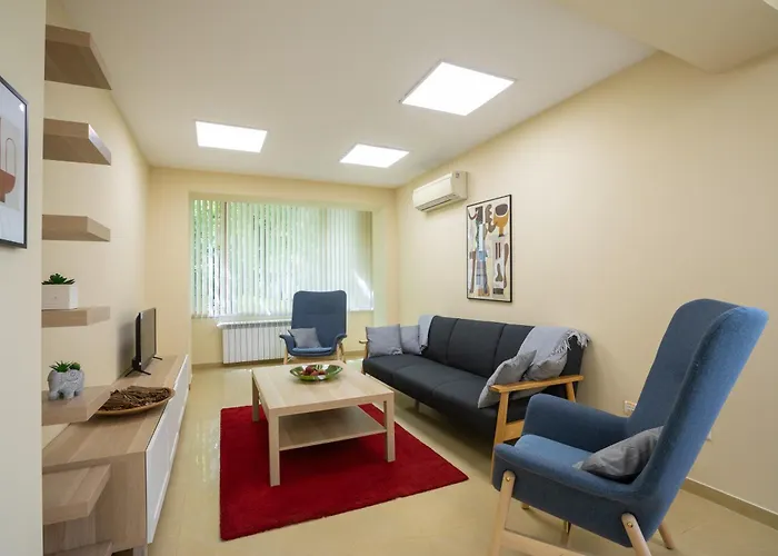 Bright 1Bdr Apartment In Top Center